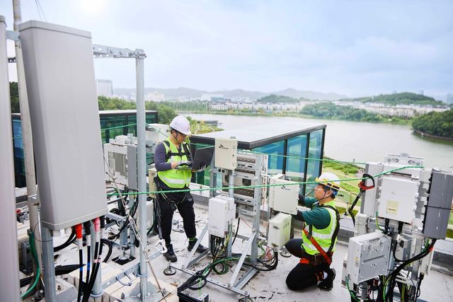 SKT와&nbsp;SK오앤에스 엔지니어가 경기도 화성시에서 통신장비를 점검하는 모습./SK텔레콤