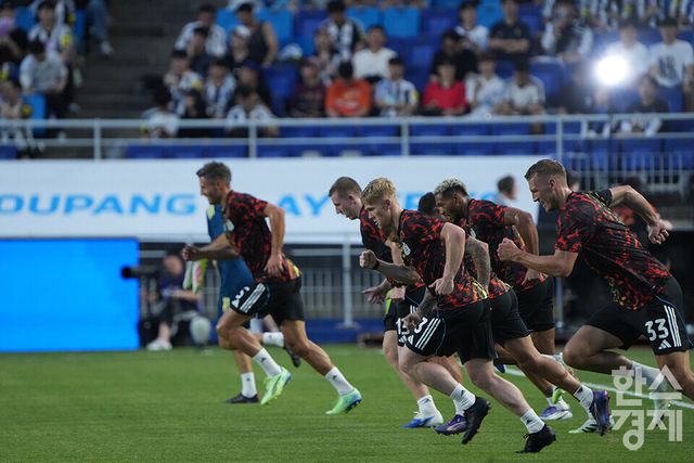 뉴캐슬 유나이티드 선수들이 30일 오후 수원월드컵경기장에서 열린 2025 쿠팡플레이 시리즈 1차전 팀 K리그와의 경기를 앞두고 몸을 풀고 있다. /수원=최대성 기자 dpdaesung@sporbiz.co.kr 2025.07.30.