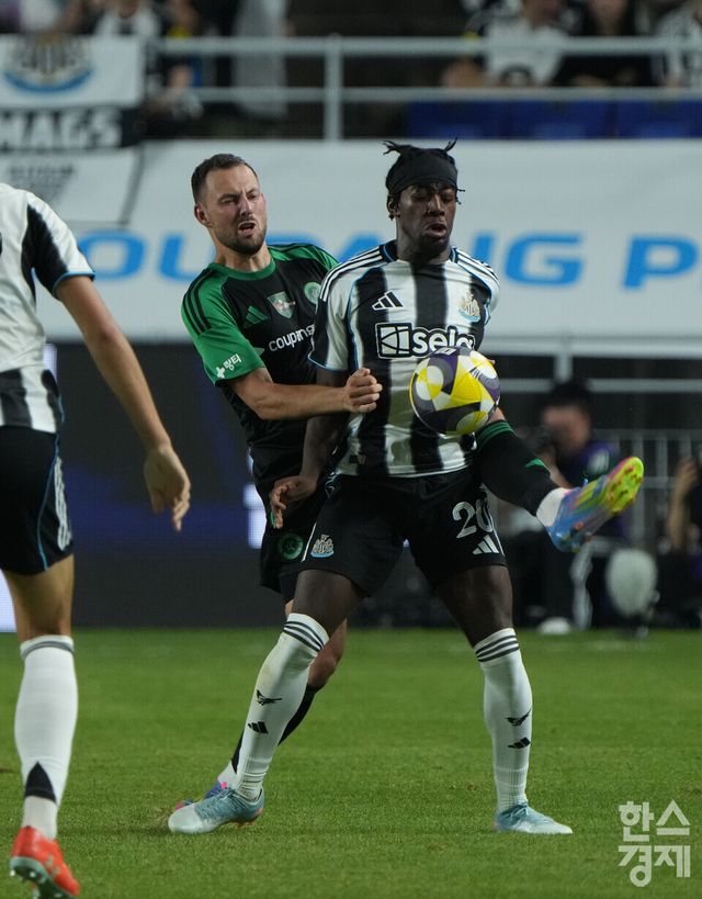 뉴캐슬 유나이티드 엘랑가가 30일 오후 수원월드컵경기장에서 열린 2025 쿠팡플레이 시리즈 1차전 팀 K리그와의 경기서 볼을 지키고 있다. /수원=최대성 기자 dpdaesung@sporbiz.co.kr 2025.07.30.