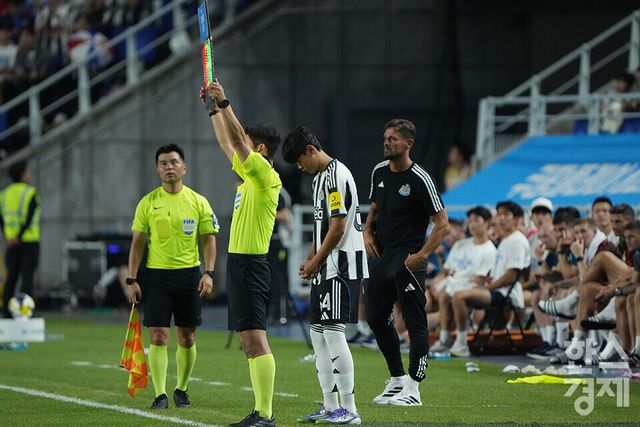 뉴캐슬 유나이티드 박승수가 30일 오후 수원월드컵경기장에서 열린 2025 쿠팡플레이 시리즈 1차전 팀 K리그와의 경기서 교체 투입되고 있다. /수원=최대성 기자 dpdaesung@sporbiz.co.kr 2025.07.30.