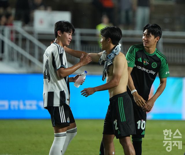 뉴캐슬 유나이티드 박승수가 30일 오후 수원월드컵경기장에서 열린 2025 쿠팡플레이 시리즈 1차전 팀 K리그와의 경기를 마친 후 팀K리그 선수들과 인사하고 있다. 경기는 팀K리그가 1-0으로 승리. /수원=최대성 기자 dpdaesung@sporbiz.co.kr 2025.07.30.