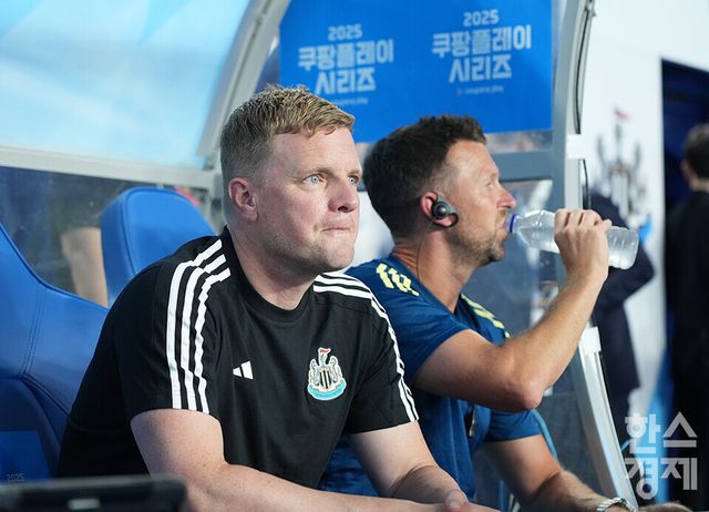뉴캐슬 유나이티드 에디 하우 감독이 30일 오후 수원월드컵경기장에서 열린 2025 쿠팡플레이 시리즈 1차전 팀 K리그와의 경기서 선수들을 주시하고 있다. /수원=최대성 기자 dpdaesung@sporbiz.co.kr 2025.07.30.