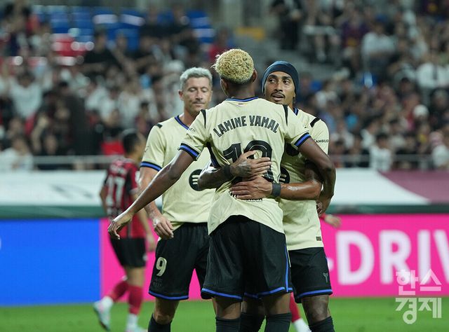 FC 바로셀로나 라민 야말이 31일 오후 서울월드컵경기장에서 열린 FC 바르셀로나 2025 아시아투어 에디션 1경기 FC서울과의 경기서 골을 넣은 후 세리머니를 하고 있다. /최대성 기자 dpdaesung@sporbiz.co.kr 2025.07.31.