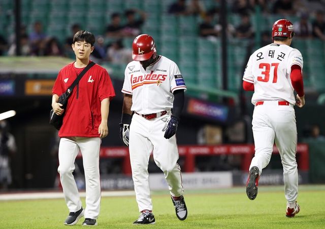 에레디아(가운데)가 30일 키움 히어로즈와 경기 중 부상으로 교체되고 있다. /SSG 랜더스 제공