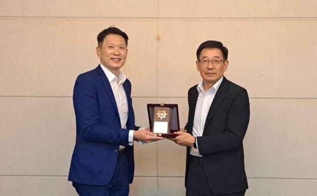 리처드 텅 바이낸스 CEO(왼쪽)가 디지털 자산 범죄 퇴치에 기여한 공로를 인정받아 추 샤오조우 대만 형사수사국 부국장으로부터 감사 배지를 받고 있다.&nbsp; /사진=바이낸스