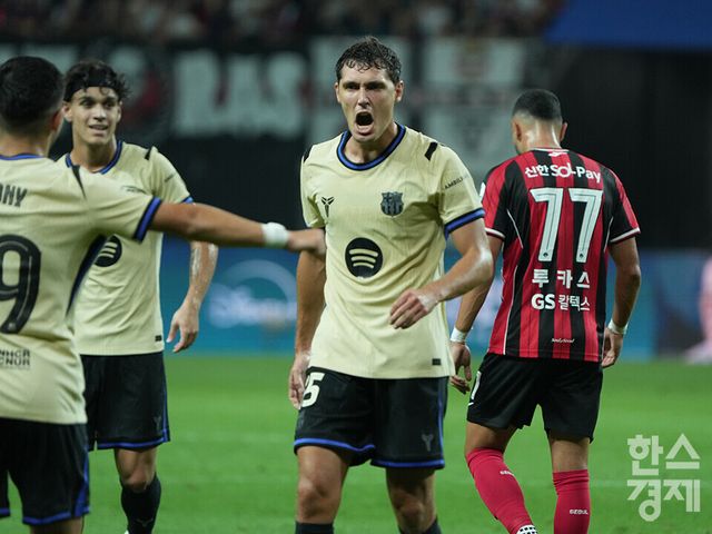 ​ FC 바로셀로나 크리스텐센이 31일 오후 서울월드컵경기장에서 열린 FC 바르셀로나 2025 아시아투어 에디션 1경기 FC서울과의 경기서 팀의 네번째 골을 넣은 후 세리머니를 하고 있다. /최대성 기자 dpdaesung@sporbiz.co.kr 2025.07.31.