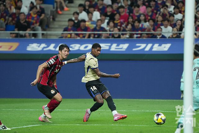 FC 바로셀로나 래시포드가 31일 오후 서울월드컵경기장에서 열린 FC 바르셀로나 2025 아시아투어 에디션 1경기 FC서울과의 경기서 슈팅을 시도하고 있다. /최대성 기자 dpdaesung@sporbiz.co.kr 2025.07.31.