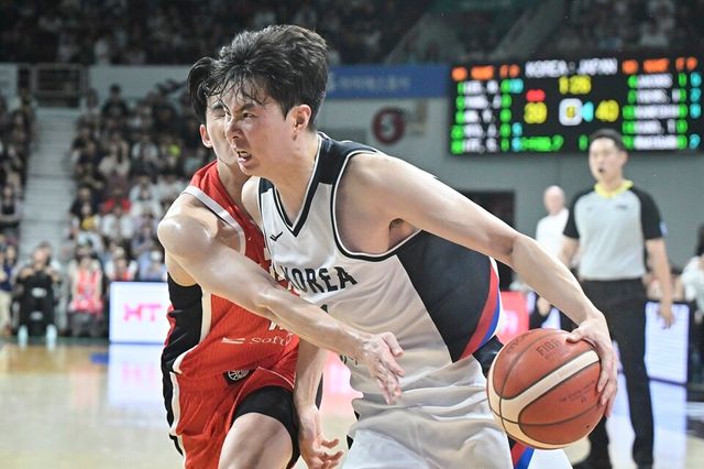 이현중이 11일 한일전에서 드리블 돌파하고 있다. /대한민국농구협회 제공