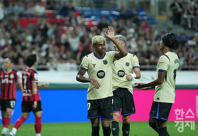 FC 바로셀로나 라민 야말이 31일 오후 서울월드컵경기장에서 열린 FC 바르셀로나 2025 아시아투어 에디션 1경기 FC서울과의 경기서 골을 넣은 후 세리머니를 하고 있다. /최대성 기자 dpdaesung@sporbiz.co.kr 2025.07.31.