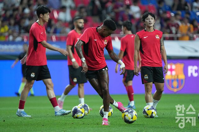 FC서울 린가드가 31일 오후 서울월드컵경기장에서 열린 FC 바르셀로나 2025 아시아투어 에디션 1경기 FC 바로셀로나와의 경기를 앞둑 몸을 풀고 있다. /최대성 기자 dpdaesung@sporbiz.co.kr 2025.07.31.