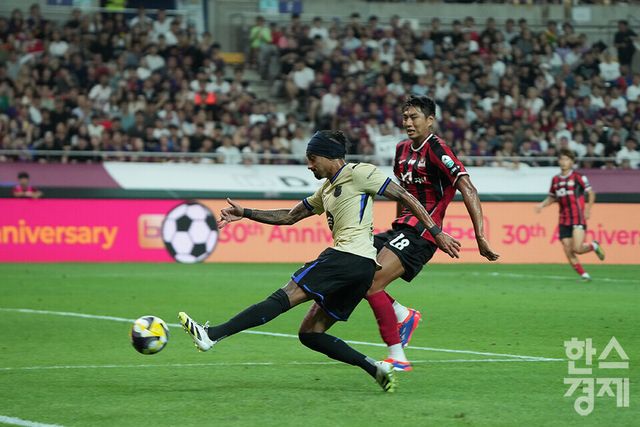 FC 바로셀로나 하피냐가 31일 오후 서울월드컵경기장에서 열린 FC 바르셀로나 2025 아시아투어 에디션 1경기 FC서울과의 경기서 슈팅을 시도하고 있다. /최대성 기자 dpdaesung@sporbiz.co.kr 2025.07.31.