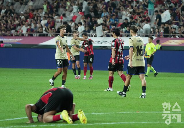 31일 오후 서울월드컵경기장에서 열린 FC 바르셀로나 2025 아시아투어 에디션 1경기 FC서울 대 FC 바로셀로나와의 경기가 종료된 후 선수들이 인사를 나누고 있다. 이날 경기는 바르셀로나가 7-3으로 완승했다. /최대성 기자 dpdaesung@sporbiz.co.kr 2025.07.31.