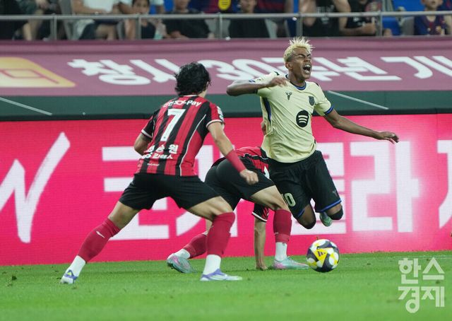 FC 바로셀로나 라민 야말이 31일 오후 서울월드컵경기장에서 열린 FC 바르셀로나 2025 아시아투어 에디션 1경기 FC서울과의 경기서 태클에 걸려 넘어지고 있다. /최대성 기자 dpdaesung@sporbiz.co.kr 2025.07.31.