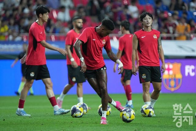 제시 린가드를 비롯한 FC서울 선수들이 31일 서울월드컵경기장에서 열리는 2025 아시아 투어 에디션 FC바르셀로나와 경기를 앞두고 몸을 풀고 있다. /최대성 기자
