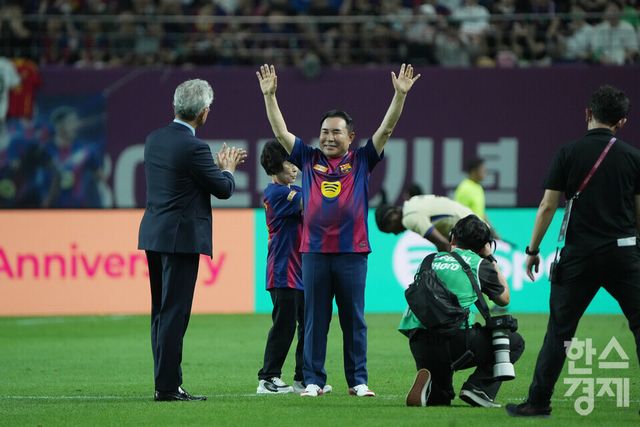 윤홍근 BBQ 회장이 31일 오후 서울월드컵경기장에서 열린 FC 바르셀로나 2025 아시아투어 에디션 1경기 FC 바르셀로나 대 FC서울과의 경기서 팬들에게 인사를 하고 있다. /최대성 기자 dpdaesung@sporbiz.co.kr 2025.07.31.