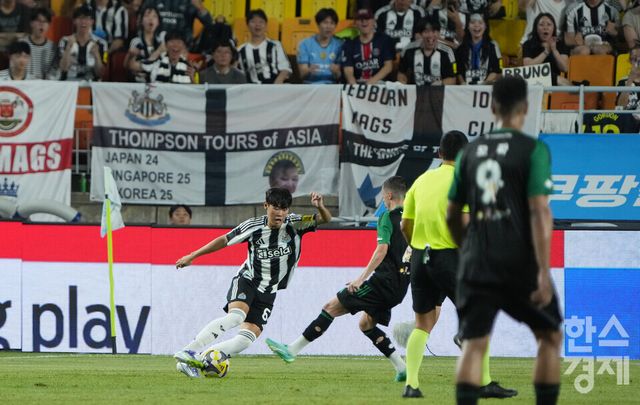 뉴캐슬 유나이티드 박승수가 30일 오후 수원월드컵경기장에서 열린 2025 쿠팡플레이 시리즈 1차전 팀 K리그와의 경기서 드리블 돌파를 하고 있다. /수원=최대성 기자