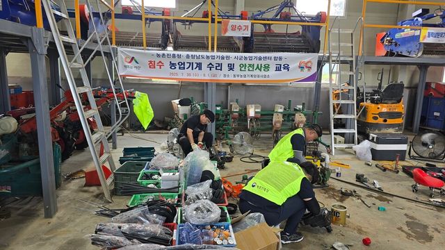 농촌진흥청 농업기계 응급복구단이 이번 집중호우로 침수 피해가 발생한 지역의 침수 농기계 수리지원 활동을 펼치고 있다. /사진=농촌진흥청