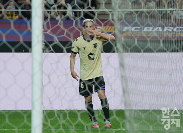 FC 바로셀로나 가비가 31일 오후 서울월드컵경기장에서 열린 FC 바르셀로나 2025 아시아투어 에디션 1경기 FC서울과의 경기서 팀의 여섯번째 골을 넣은 후 세리머니를 하고 있다. /최대성 기자 dpdaesung@sporbiz.co.kr 2025.07.31.