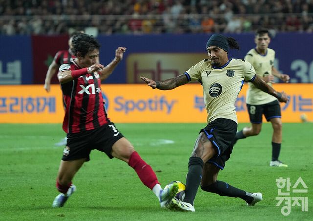 FC 바로셀로나 하피냐가 31일 오후 서울월드컵경기장에서 열린 FC 바르셀로나 2025 아시아투어 에디션 1경기 FC서울과의 경기서 볼경합을 벌이고 있다. /최대성 기자 dpdaesung@sporbiz.co.kr 2025.07.31.