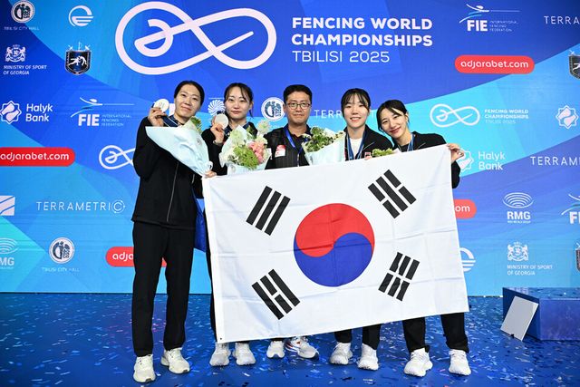 세계선수권 단체전 은메달을 획득한 여자 사브르 대표팀의 모습. 왼쪽부터 서지연, 최세빈, 이국현 코치, 전하영, 김정미. /대한펜싱협회 제공