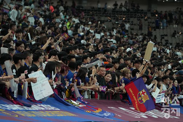 31일 오후 서울월드컵경기장에서 열린 FC 바르셀로나 2025 아시아투어 에디션 1경기 FC서울 대 FC 바로셀로나와의 경기가 종료됐다. 바르샤 팬들이 선수들을 지켜보며 환호하고 있다. 이날 경기는 바르셀로나가 7-3으로 완승했다. /최대성 기자 dpdaesung@sporbiz.co.kr 2025.07.31.