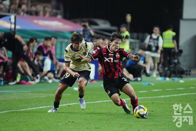FC서울 배현서가 31일 오후 서울월드컵경기장에서 열린 FC 바르셀로나 2025 아시아투어 에디션 1경기 FC 바로셀로나와의 경기 후반전에 드리블 하고 있다. /최대성 기자 dpdaesung@sporbiz.co.kr 2025.07.31.