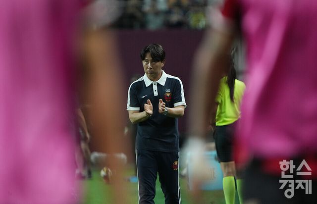 FC서울 김기동 감독이 31일 오후 서울월드컵경기장에서 열린 FC 바르셀로나 2025 아시아투어 에디션 1경기 FC 바로셀로나와의 경기서 선수들을 독려하고 있다. /최대성 기자 dpdaesung@sporbiz.co.kr 2025.07.31.