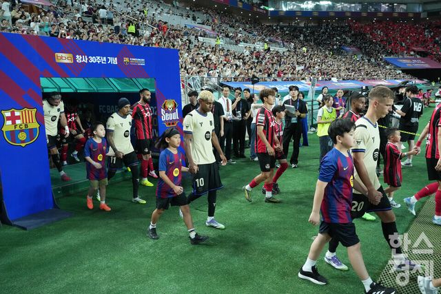 31일 오후 서울월드컵경기장에서 열린 FC 바르셀로나 2025 아시아투어 에디션 1경기 FC 바르셀로나 대 FC서울과의 경기가 열리고 있다. 양팀 선수들이 입장하고 있다. /최대성 기자 dpdaesung@sporbiz.co.kr 2025.07.31.