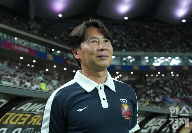 FC서울 김기동 감독이 31일 오후 서울월드컵경기장에서 열린 FC 바르셀로나 2025 아시아투어 에디션 1경기 FC 바로셀로나와의 경기서 선수들을 주시하고 있다. /최대성 기자 dpdaesung@sporbiz.co.kr 2025.07.31.