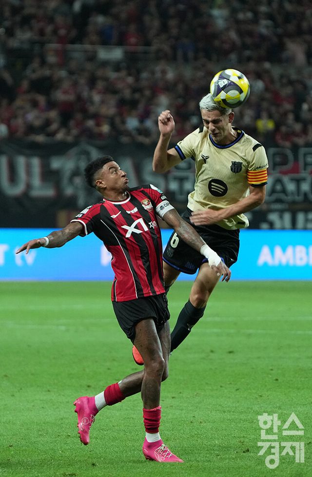 FC서울 린가드가 31일 오후 서울월드컵경기장에서 열린 FC 바르셀로나 2025 아시아투어 에디션 1경기 FC 바로셀로나와의 경기서 볼 경합을 벌이고 있다. /최대성 기자 dpdaesung@sporbiz.co.kr 2025.07.31.