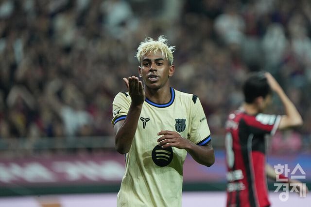 ​ FC 바로셀로나 라민 야말이 31일 오후 서울월드컵경기장에서 열린 FC 바르셀로나 2025 아시아투어 에디션 1경기 FC서울과의 경기서 역전골을 넣은 후 세리머니를 하고 있다. /최대성 기자 dpdaesung@sporbiz.co.kr 2025.07.31.