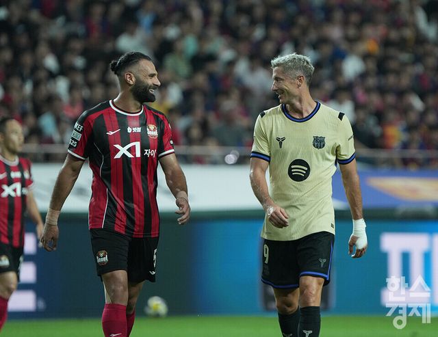 FC 바로셀로나 레반도프스키가 31일 오후 서울월드컵경기장에서 열린 FC 바르셀로나 2025 아시아투어 에디션 1경기 FC서울 야잔과 이야기를 나누고 있다. /최대성 기자 dpdaesung@sporbiz.co.kr 2025.07.31.