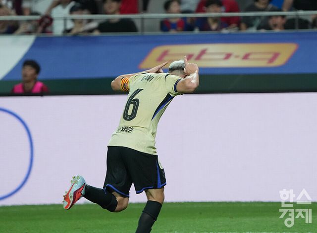 FC 바로셀로나 가비가 31일 오후 서울월드컵경기장에서 열린 FC 바르셀로나 2025 아시아투어 에디션 1경기 FC서울과의 경기서 골을 넣은 후 세리머니를 하고 있다. /최대성 기자 dpdaesung@sporbiz.co.kr 2025.07.31.