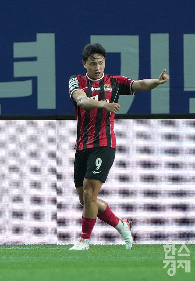 FC서울 조영욱이 31일 오후 서울월드컵경기장에서 열린 FC 바르셀로나 2025 아시아투어 에디션 1경기 FC 바로셀로나와의 경기서 추격골을 넣은 후 세리머니를 하고 있다. /최대성 기자 dpdaesung@sporbiz.co.kr 2025.07.31.