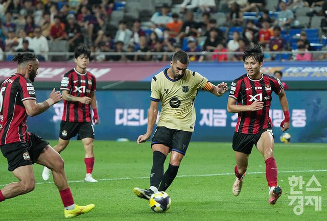 FC 바로셀로나 페란 토레스가 31일 오후 서울월드컵경기장에서 열린 FC 바르셀로나 2025 아시아투어 에디션 1경기 FC서울과의 경기서 팀의 일곱번째 골로 이어진 슈팅을 시도하고 있다. /최대성 기자 dpdaesung@sporbiz.co.kr 2025.07.31.