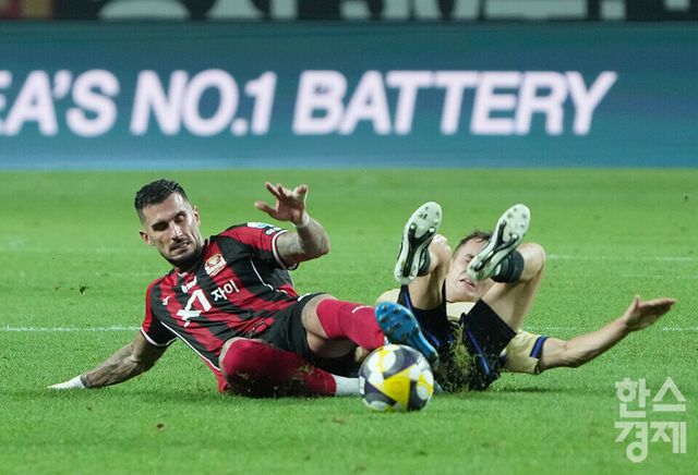 31일 오후 서울월드컵경기장에서 FC 바르셀로나 2025 아시아투어 에디션 1경기 FC서울과 FC 바로셀로나의 경기가 열리고 있다. /최대성 기자 dpdaesung@sporbiz.co.kr 2025.07.31.