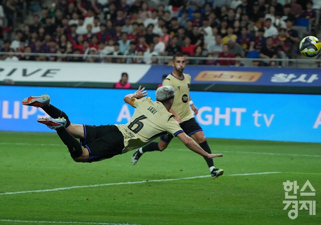 FC 바로셀로나 가비가 31일 오후 서울월드컵경기장에서 열린 FC 바르셀로나 2025 아시아투어 에디션 1경기 FC서울과의 경기서 다이빙 헤딩슛을 시도하고 있다. /최대성 기자 dpdaesung@sporbiz.co.kr 2025.07.31.