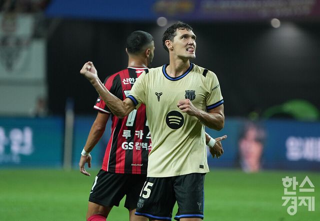 ​ FC 바로셀로나 크리스텐센이 31일 오후 서울월드컵경기장에서 열린 FC 바르셀로나 2025 아시아투어 에디션 1경기 FC서울과의 경기서 팀의 네번째 골을 넣은 후 세리머니를 하고 있다. /최대성 기자 dpdaesung@sporbiz.co.kr 2025.07.31.