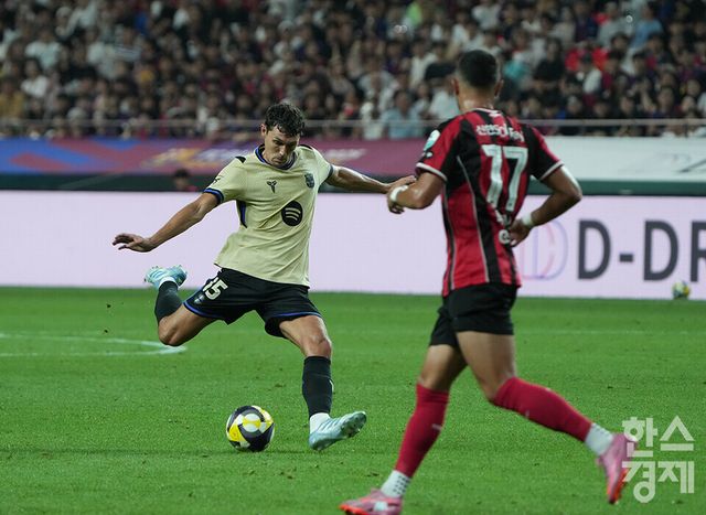 ​ FC 바로셀로나 크리스텐센이 31일 오후 서울월드컵경기장에서 열린 FC 바르셀로나 2025 아시아투어 에디션 1경기 FC서울과의 경기서 팀의 네번째 골로 이어진 슈팅을 시도하고 있다. /최대성 기자 dpdaesung@sporbiz.co.kr 2025.07.31.