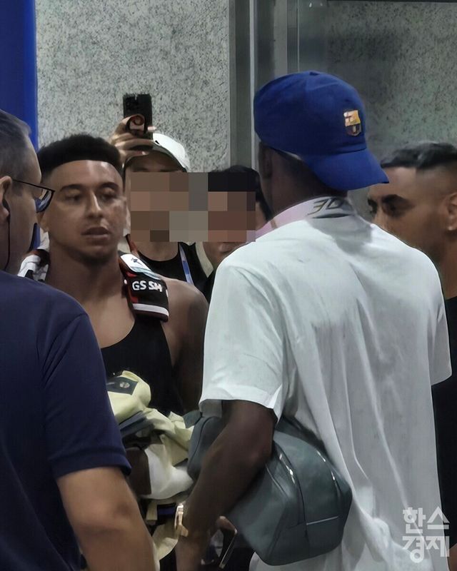 FC서울 제시 린가드와 FC바르셀로나 라민 야말(오른쪽)이 믹스트존 옆에서 대화를 나누고 있다. /박종민 기자