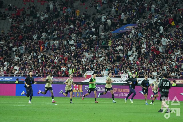 31일 오후 서울월드컵경기장에서 열린 FC 바르셀로나 2025 아시아투어 에디션 1경기 FC서울 대 FC 바로셀로나와의 경기가 종료됐다. 이날 경기는 바르셀로나가 7-3으로 완승했다. /최대성 기자 dpdaesung@sporbiz.co.kr 2025.07.31.