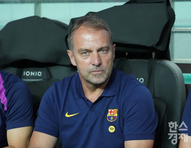 FC 바로셀로나 한지 플리크 감독이 31일 오후 서울월드컵경기장에서 열린 FC 바르셀로나 2025 아시아투어 에디션 1경기 FC서울과의 경기서 선수들을 주시하고 있다. /최대성 기자 dpdaesung@sporbiz.co.kr 2025.07.31.