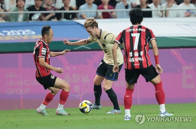 FC바르셀로나 프렝키 더용(가운데)이 지난달 31일 서울월드컵경기장에서 열린 FC서울과 2025 아시아 투어 에디션 경기에서 돌파를 시도하고 있다. /연합뉴스