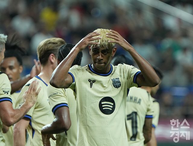 FC 바로셀로나 라민 야말이 31일 오후 서울월드컵경기장에서 열린 FC 바르셀로나 2025 아시아투어 에디션 1경기 FC서울과의 경기서 골을 넣은 후 세리머니를 하고 있다. /최대성 기자 dpdaesung@sporbiz.co.kr 2025.07.31.