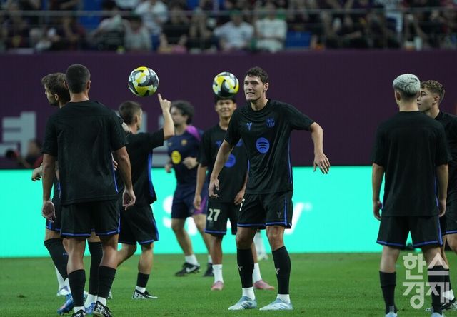 FC바르셀로나 선수들이 31일 서울월드컵경기장에서 열리는 2025 아시아 투어 에디션 FC서울과 경기를 앞두고 몸을 풀고 있다. /최대성 기자