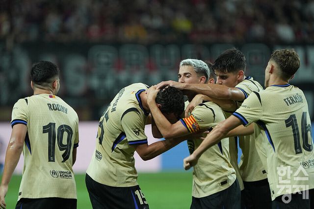 ​ FC 바로셀로나 크리스텐센이 31일 오후 서울월드컵경기장에서 열린 FC 바르셀로나 2025 아시아투어 에디션 1경기 FC서울과의 경기서 팀의 네번째 골을 넣은 후 세리머니를 하고 있다. /최대성 기자 dpdaesung@sporbiz.co.kr 2025.07.31.