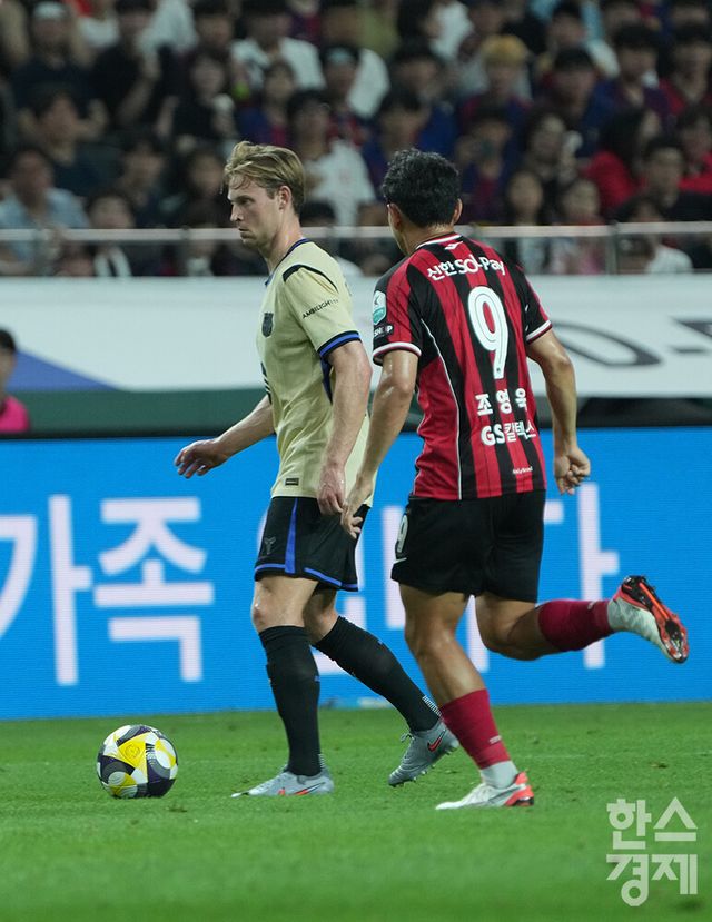 FC 바로셀로나 더 용이 31일 오후 서울월드컵경기장에서 열린 FC 바르셀로나 2025 아시아투어 에디션 1경기 FC서울과의 경기서 드리블 하고 있다. /최대성 기자 dpdaesung@sporbiz.co.kr 2025.07.31.