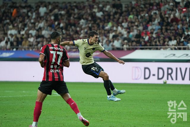 ​ FC 바로셀로나 크리스텐센이 31일 오후 서울월드컵경기장에서 열린 FC 바르셀로나 2025 아시아투어 에디션 1경기 FC서울과의 경기서 팀의 네번째 골로 이어진 슈팅을 시도하고 있다. /최대성 기자 dpdaesung@sporbiz.co.kr 2025.07.31.