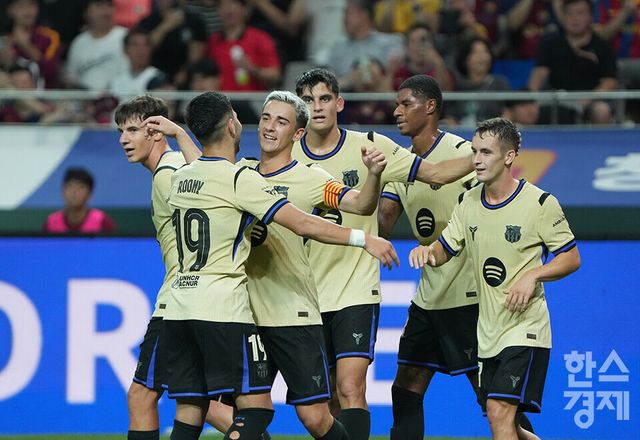 FC 바로셀로나 가비가 31일 오후 서울월드컵경기장에서 열린 FC 바르셀로나 2025 아시아투어 에디션 1경기 FC서울과의 경기서 팀의 여섯번째 골을 넣은 후 세리머니를 하고 있다. /최대성 기자 dpdaesung@sporbiz.co.kr 2025.07.31.