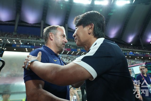 FC 바로셀로나 한지 플리크 감독과 FC서울 김기동 감독이 31일 오후 서울월드컵경기장에서 열린 FC 바르셀로나 2025 아시아투어 에디션 1경기를 시작을 앞두고 인사하고 있다. /최대성 기자 dpdaesung@sporbiz.co.kr 2025.07.31.